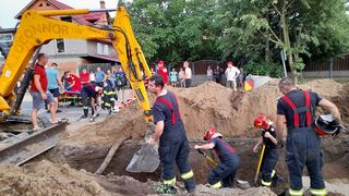 Intervenție de urgență, după ce două persoane au fost îngropate de vii de un mal de pământ