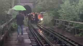 Tată și fiu, loviți de tren în tunel