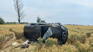 O mașină s-a răsturnat pe c&acirc;mp, &icirc;n afara drumului