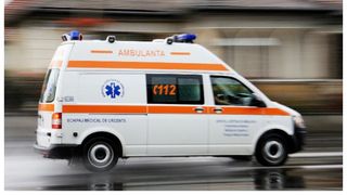 Sfârșit cumplit pentru un bătrân din Vâlcea. Bărbatul și-a pierdut echilibrul și a căzut pe culoarul unui microbuz