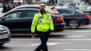 Scandal ca la ușa cortului în trafic! Un șofer beat din Botoşani a fost scos cu forţa din maşină de poliţişti, după ce a creat haos pe străzi