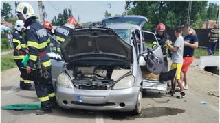 Femeie de 42 de ani decedată pe loc, fiica de 14 ani grav rănită, preluată cu elicopterul SMURD