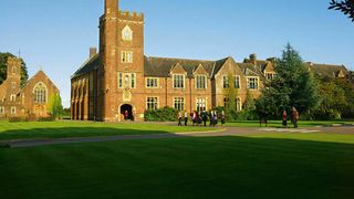 Doi elevi au fost grav răniți după ce un coleg i-a bătut cu un ciocan