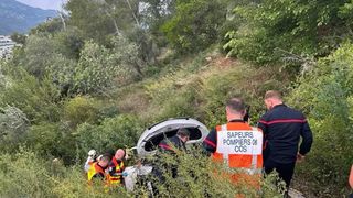 O femeie de 70 de ani rămasă prizonieră în autoturism timp de trei zile până când pompierii şi jandarmii au ajuns la ea, a fost transportată de urgență la spital.