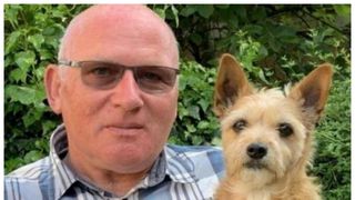 Malcolm Myers, &icirc;n v&acirc;rstă de 63 de ani, se plimba miercuri cu Buddy, cățelușul lui, c&acirc;nd un castan s-a prăbușit dintr-o grădină, fix peste el