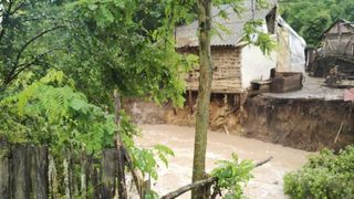 Inundațiile au făcut prăpăd în Dolj: o gospodărie a fost luată de apă după ce un mal s-a surpat