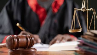 Un bărbat din Hunedoara a fost lovit cu toporul în cap. Agresorul a fost arestat