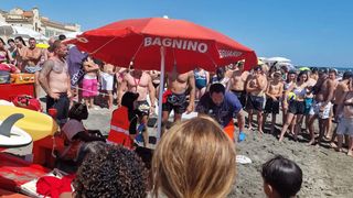 Povestea &bdquo;&icirc;ngerului mării&rdquo;: Cine este rom&acirc;nul care a devenit erou &icirc;n Italia după ce a salvat un copil de la &icirc;nec?