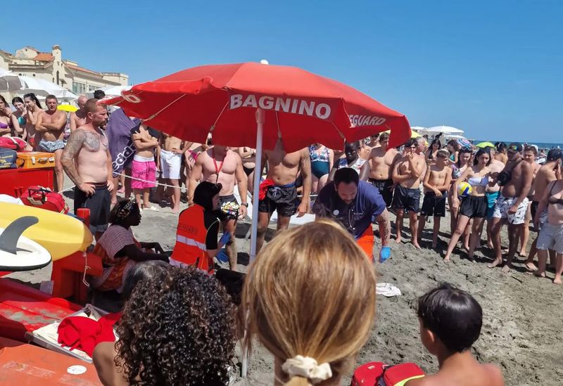 Povestea „îngerului mării”: Cine este românul care a devenit erou în Italia după ce a salvat un copil de la înec?