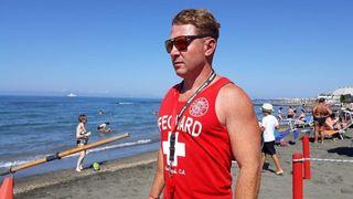 Povestea &bdquo;&icirc;ngerului mării&rdquo;: Cine este rom&acirc;nul care a devenit erou &icirc;n Italia după ce a salvat un copil de la &icirc;nec?