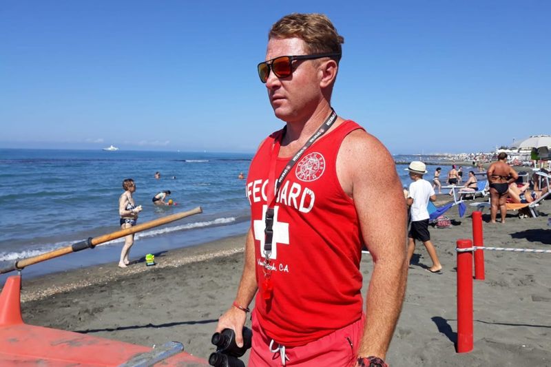 Povestea „îngerului mării”: Cine este românul care a devenit erou în Italia după ce a salvat un copil de la înec?