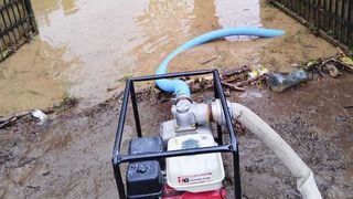 Un drum județean din Hunedoara a fost blocat în urma inundațiilor. Pompierii au intervenit