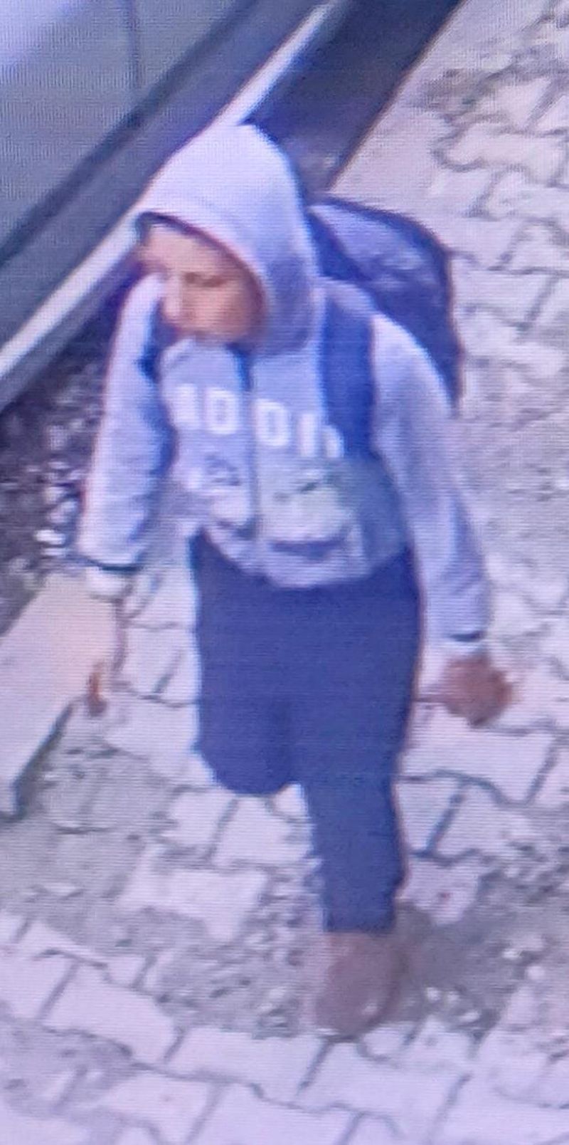 La momentul plecării era îmbrăcat cu un trening de culoare închisă, adidași roz și purta un ghiozdan de culoare închisă.