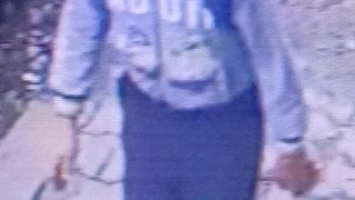 La momentul plecării era &icirc;mbrăcat cu un trening de culoare &icirc;nchisă, adidași roz și purta un ghiozdan de culoare &icirc;nchisă.