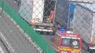 Zeci de oameni, &icirc;nchiși &icirc;n remorca unui TIR, au &icirc;nceput să strige după ajutor &icirc;n timp ce se aflau &icirc;n Vama Nădlac