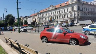 După impact, victima a fost&nbsp;aruncată aproximativ doi metri, &icirc;n spate, cu tot cu bancă.