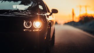 Siguranța în trafic primează: Luminile de întâlnire devin obligatorii pe toate drumurile publice