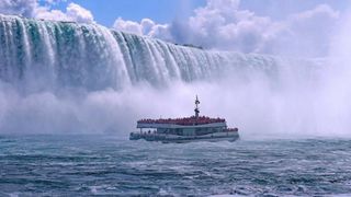 O barcă plină cu turişti s-a răsturnat lângă Cascada Niagara, iar un bărbat a murit