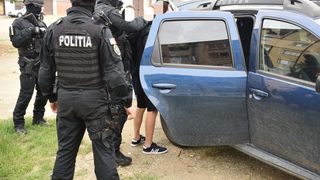 Percheziții domiciliare în Oravița, la persoane bănuite de furt calificat. Opt persoane, duse la audieri