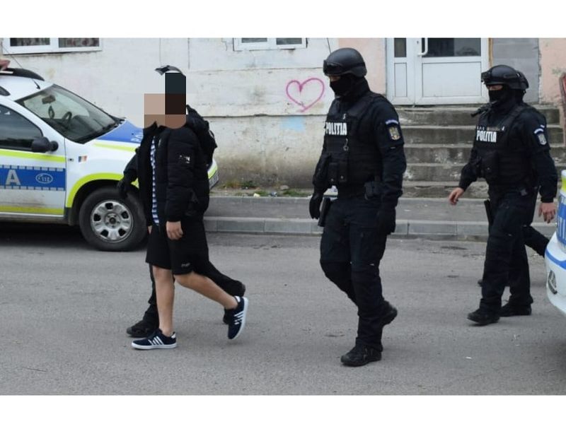 Percheziții domiciliare în Oravița, la persoane bănuite de furt calificat. Opt persoane, duse la audieri