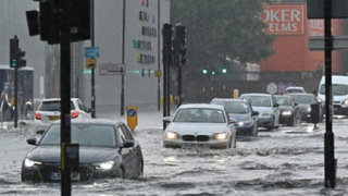 VIDEO - Furtunile devastatoare lovesc Londra: Mii de locuințe fără curent electric și drumuri inundate