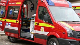 UPDATE: O fetiță se află în stare critică după ce a fost lovită de o mașină. Copila ar fi fost accidentată de mamă