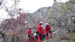 O persoană a căzut cu maşina într-o prăpastie, în masivul Parâng. Salvamontiștii din Gorj au intervenit