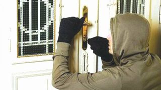 Polițiștii au intervenit, după ce doi bărbați au încercat să intre cu forța într-un apartament