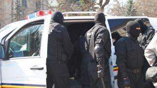 Percheziții la persoane bănuite de înșelăciune, fals în înscrieri sub semnătură privată și uz de fals