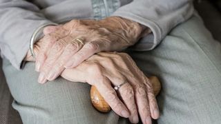 Înșelate prin metoda ”covorul”. Două bătrâne din Gherla au rămas fără economii în urma unei înșelătorii