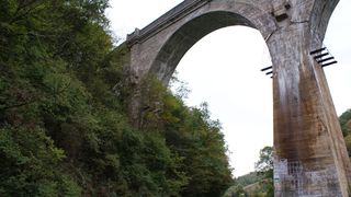 O tânără din Hunedoara și-a pus capăt zilelor. Femeia s-a aruncat de pe un viaduct