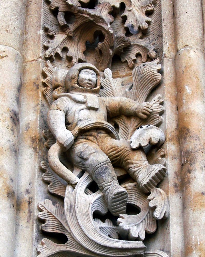 Sculptura cu astronaut pe Catedrala din Salamanca