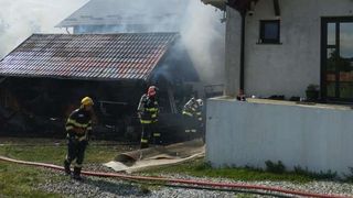 O gospodărie a fost cuprinsă de flăcări la Suceava. O persoană a avut nevoie de îngrijiri medicale