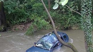 Un bărbat a decedat, iar o femeie a fost rănită după ce mașina în care se aflau a căzut în râul Cerna