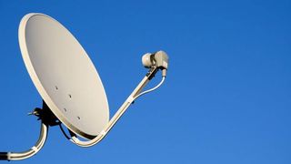 Un tânăr din Dej a fost salvat de o antenă parabolică după ce a căzut de la etajul trei