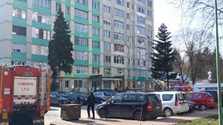 O femeie a fost găsită moartă într-un apartament din Onești. Mai multe echipaje de poliție și pompieri au intervenit