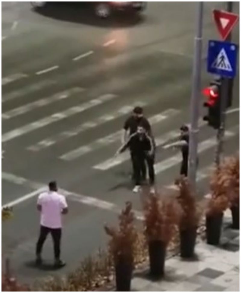 În fapt, în cursul lunii noiembrie 2022, pe timpul nopții, mai multe persoane s-ar fi agresat fizic, utilizând arme albe și obiecte contondente.