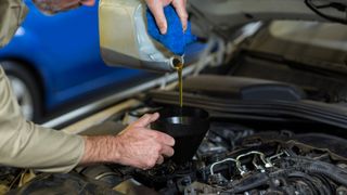 C&acirc;nd se face schimbul de ulei? Scurt ghid pentru conducătorii auto