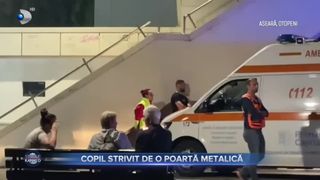 Copil strivit de o poartă metalică