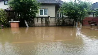 O persoană a fost salvată în ultim moment din viitura din Gorj