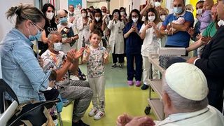 Fotografiile îl arată pe Papa Francisc într-un fotoliu rulant, vizitând secţia de oncologie pediatrică de la spitalul Gemelli din Roma.