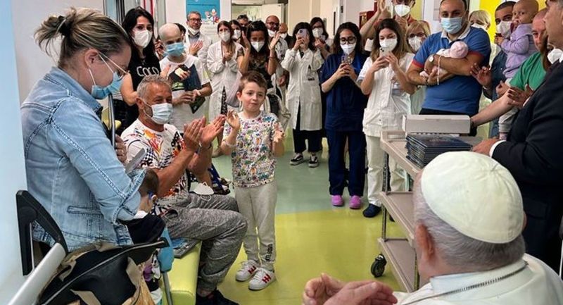Fotografiile îl arată pe Papa Francisc într-un fotoliu rulant, vizitând secţia de oncologie pediatrică de la spitalul Gemelli din Roma.