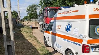 Accident îngrozitor în Vrancea! O fetiță de 9 ani a murit strivită de un camion. Scenele de groază s-au derulat în timp ce se plimba cu bicicleta