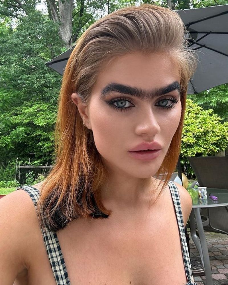FOTO - Modelul cu o singură sprânceană a ajuns să primească mesaje înfiorătoare: „Îmi spun că ar trebui să mor”