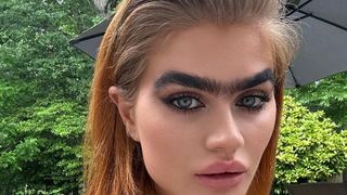 FOTO - Modelul cu o singură spr&acirc;nceană a ajuns să primească mesaje &icirc;nfiorătoare: &bdquo;&Icirc;mi spun că ar trebui să mor&rdquo;