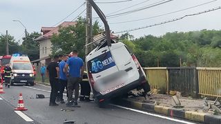Accident pe DN5, la Daia. Șoferul unei autoutilitare a intrat în parapetul de pe marginea drumului și a scăpat ca prin minune