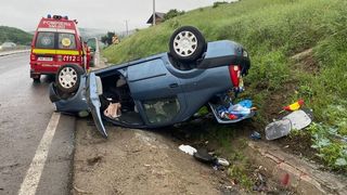 O mașină s-a răsturnat în județul Cluj. Victima se află în stare gravă