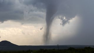 Tragedie în Texas după o tornadă devastatoare/ Cel puțin trei morți, zeci de răniți și case distruse