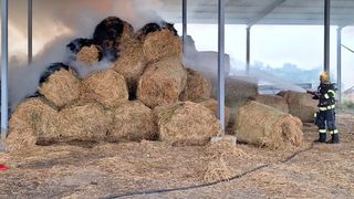 Pompierii intervin pentru stingerea unui incendiu izbucnit la mai mulți baloți de lucernă