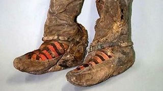 O femeie mumificată, care a trăit în urmă cu 1.500 de ani, are adidași similari cu cei din prezent: „Călătoria în timp, confirmată”